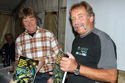 Autor Rolf Lüthi (li.) mit Hanspeter Bolliger bei der Buchpräsentation