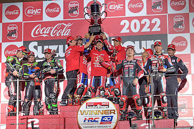 Suzuka-Podium mit Superbike-WM-Stars