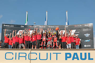 Das Team 18 Sapeurs Pompiers CMS Motostore bejubelt beim Bol d'Or den Gesamtsieg im Endurance-Weltcup