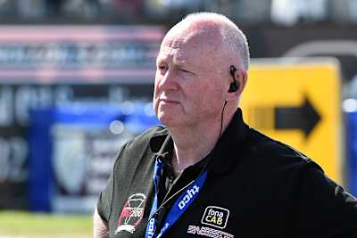 Veranstaltungsleiter Mervyn Whyte kämpft und das North West 200