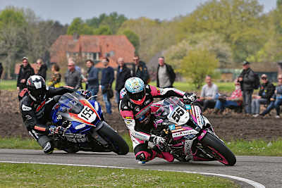 David Datzer (55) und Vincent Lonbois dominierten 2022 die IRRC Superbike