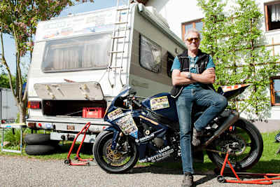 Das motorsportliche Urgestein Toni Rechberger mit seiner betagten Suzuki GSX-1000R