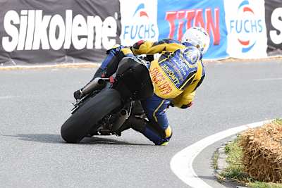 Auch mit 64 Jahren zeigt Toni Rechberger so manch jüngerem Fahrer noch den Auspuff