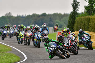 Lukas Maurer (18) führt die Meute vor dem späteren Sieger Thijs Peeters (84) in die erste Kurve