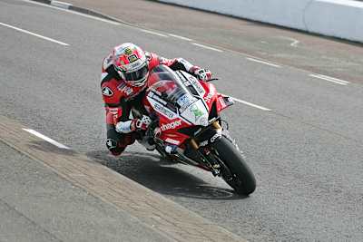 Glenn Irwin gewinnt beim NW200 zum achten Mal in Serie die Superbike-Klasse