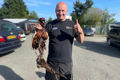 Paul 'Potchy' Williams mit dem erlegten Fasan