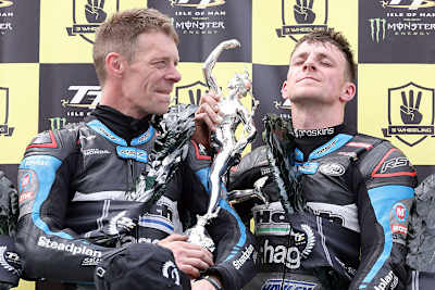 Ben (li.) und Tom Birchall zeigen Emotionen auf dem Siegertreppchen