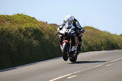 Julian Trummer: Mit Vollgas über die Kuppe