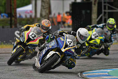 Nico Müller (4) vor Ville Valtonen (13) und Johannes Schwimmbeck