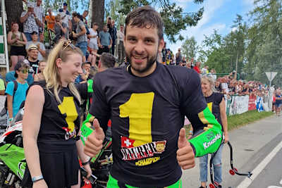 Das Meister T-Shirt war bei Lukas Maurer vorsichtshalber bereits vorbereitet