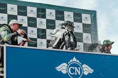 Sektdusche für McGuinness, Harrison und Browne (vlnr.)