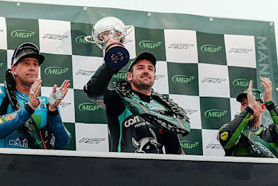 David Johnson (li.) und Rob Hodson (re.) applaudieren Sieger Michael Dunlop