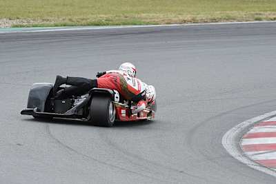 Stephen Kershaw/Ryan Charlwood legen schwarze Streifen auf den Asphalt