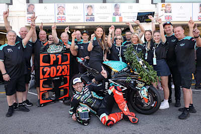 Peter Hickman liegt seiner Teamchefin Faye Ho zu Füßen