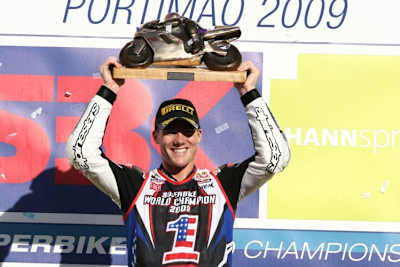 Ben Spies 2009 mit der Superbike-Trophäe