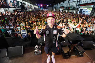 Marcel Schrötter vor den Fans in der Karthalle