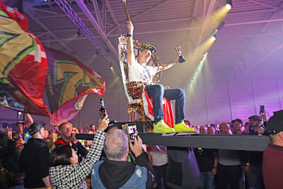 «Domi Fighter» wurde auf einem Thron getragen