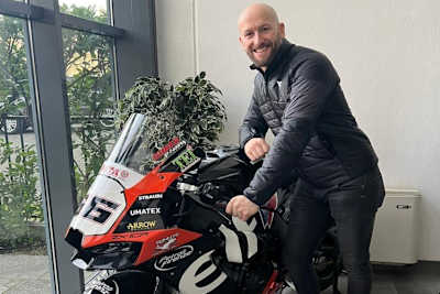 Tom Sykes posiert mit seinem Einsatzmotorrad