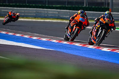 Brad Binder vor Remy Gardner in Misano