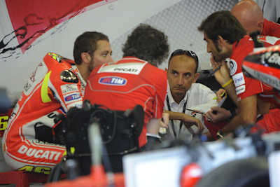 Valentino Rossi (links) und Claudio Domenicali (2. von rechts)