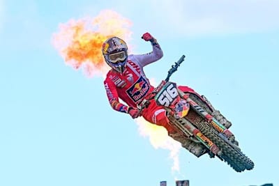 Simon Längenfelder: Starke Geste