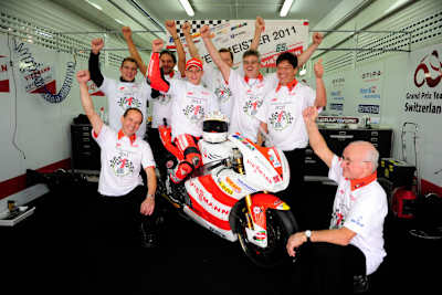 Jubel beim Kiefer-Team um Champion Stefan Bradl