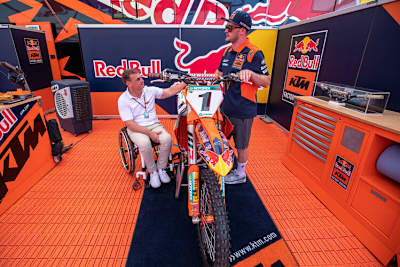 KTM-Motorsport-Direktor Pit Beirer mit MX-Star Jeffrey Herlings