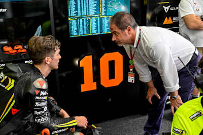 Luca Marini im Gespräch mit Michelin-Zweirad-Manager Piero Taramasso