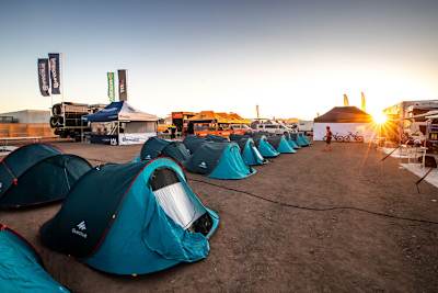 Das Biwak der Dakar-Rallye: Schaffen es die Piloten vor Sonnenuntergang zurück ins Fahrerlager?