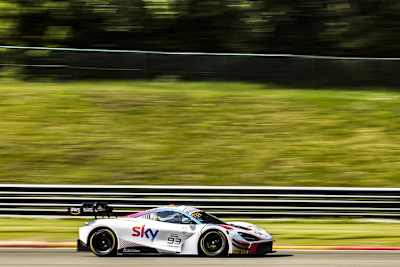 Im McLaren 720S GT3 von SKY - Tempesta Racing feiert Jeffrey Schmidt bei den 24h Spa sein Comeback im Motorsport