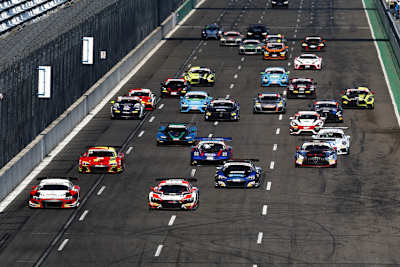 Mit einem satten GT-Feld ging das GTC Race an den Start.