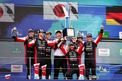 Das Toyota-Team freute sich auf dem Podium über den Titel in der Hersteller-Wertung