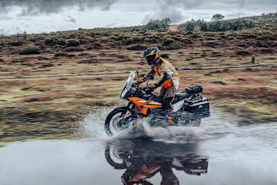 KTM 890 Adventure: 2023er Modell im neuen Design mit harmonischem Übergang von der Frontverkleidung in den Tank