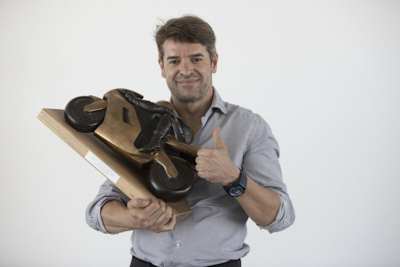 Carlos Checa mit der Trophäe für den Superbike-Gewinn 2011