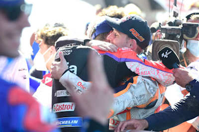 Aleix und Pol Espargaró nach dem ersten MotoGP-Sieg des Aprilia-Piloten