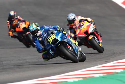 Joan Mir im Zweikampf mit Pol Espargaró