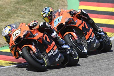 Raul Fernandez vor seinem Teamkollegen Remy Gardner