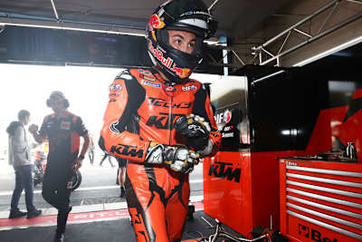 Raúl Fernández steuerte in Assen mit schmerzverzogenem Gesicht die Box an