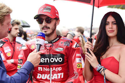 Pecco Bagnaia vor dem Start in Assen