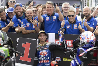 Paul Denning (mitte) jubelt über den ersten Dreifachsieg seines Teams