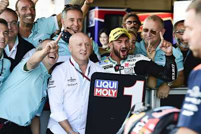 Dennis Foggia gewann in Silverstone, links daneben Teamchef Miodrag Kotur