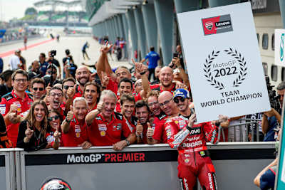 Ducati Lenovo jubelt über den Team-Titel: Ciabatti rechts von Tardozzi in der ersten Reihe