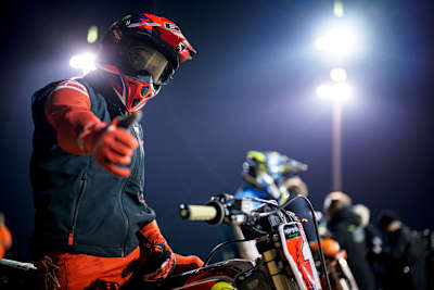 Daumen hoch und Nummer 1 für Pecco Bagnaia: Bisher nur auf der Rossi-Ranch