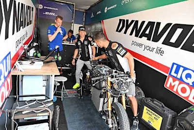 Domi Aegerter in der MotoE-Box in Assenb; links ten-Kate-Teammanager und Besucher Kervin Bos