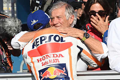 Giacomo Agostini nach dem Quali mit Marc Márquez
