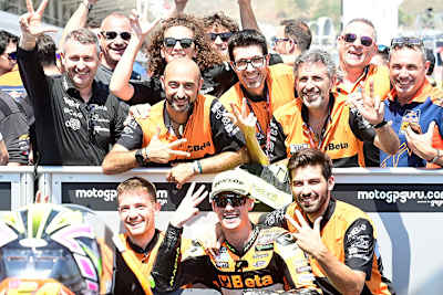 Luca Boscoscuro (schwarzes Hemd, ganz links) jubelt nach dem GP-Sieg von Fermin Aldeguer