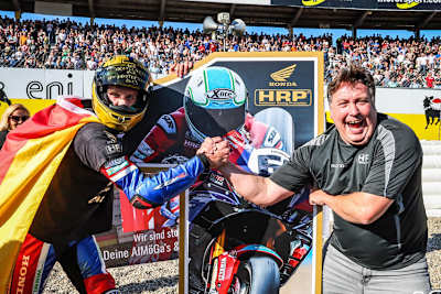 Florian Alt (li.) und Teamchef Jens Holzhauer in Partylaune