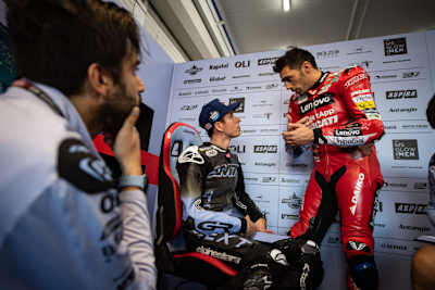 Beim Valencia-Test bekam Alex Márquez (mit Ducati-Tester Michele Pirro) einen Vorgeschmack auf die Arbeitsweise