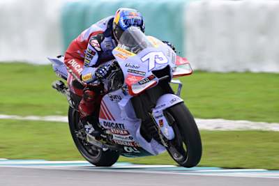 In der Gresini-Box: Teammanager Michele Masini, Alex Márquez und Ducati-Testfahrer Michele Pirro