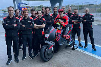 Das Aprilia-Testteam mit Lorenzo Savadori in Jerez. Links: Romano Albesiano